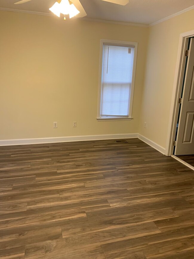 Building Photo - MOVE IN TODAY WITH NEW RENT AMOUNT! 717 St...