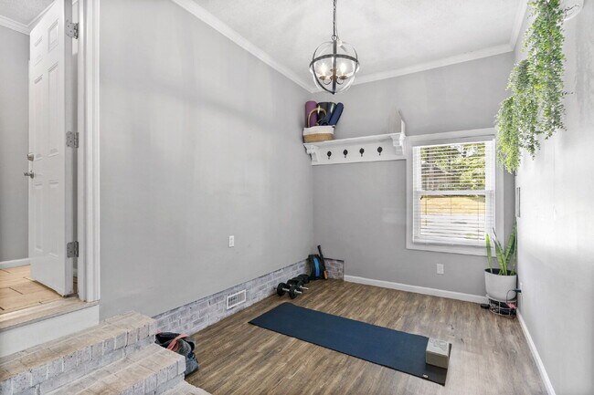 Building Photo - Spacious 4-Bedroom Haven with 3 Full Baths...