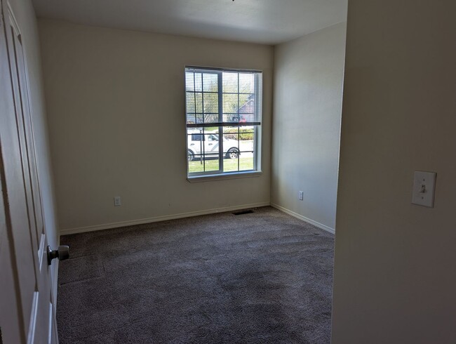 Building Photo - Nice 3 Bedroom 2 Bathroom Condo