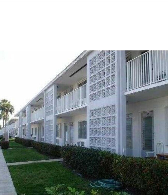 Building Photo - 2100 NE 51st Ct