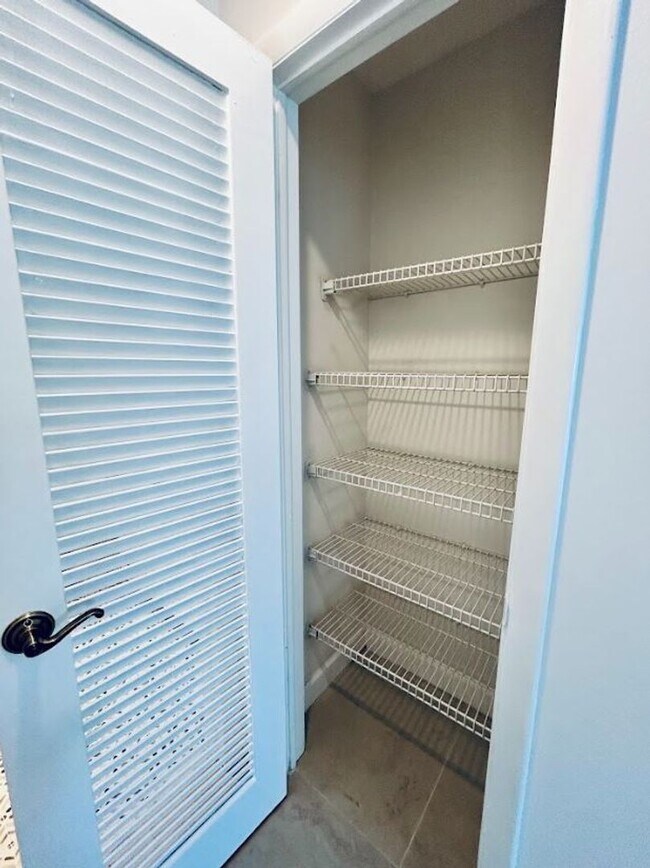 Building Photo - Large Updated 1 Bedroom 1.5 Bath Condo - Steps from Fort Lauderdale Beach!