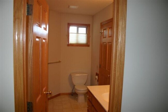 Building Photo - 9130 Oak Ridge Dr
