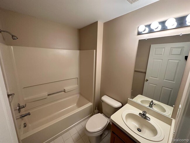Building Photo - 2354 Pinecroft Dr