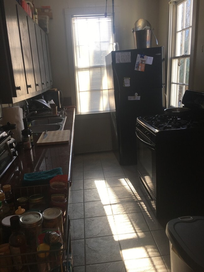 Building Photo - 3 Bedroom - 2 Bath - Great Location