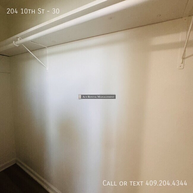 Building Photo - 204 N 10th St