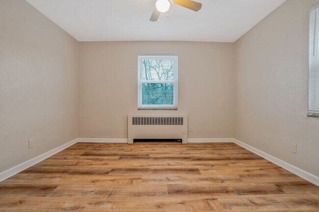 Building Photo - Spacious 1 Bedroom in Bellevue!