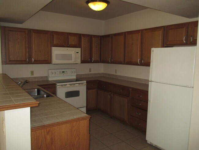 Building Photo - 1 Bedroom, 1 Bath with a Single Car Garage