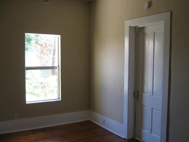 Building Photo - 823 Avenue K