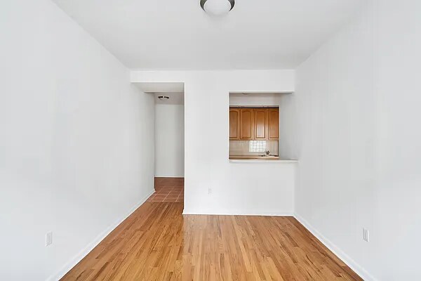 Building Photo - 865 Riverside Dr