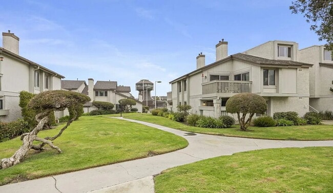 Building Photo - charming one-bedroom, one-bath retreat nestled in a serene beachside community