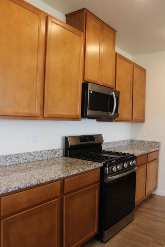 Building Photo - Chatfield Bluffs Condo w/ 3 BR/3 BA!!