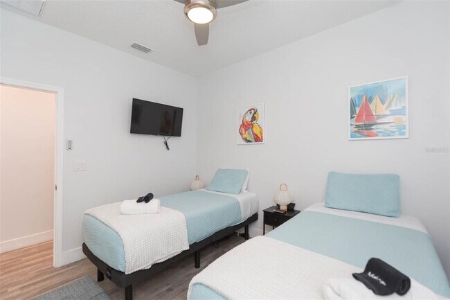 Building Photo - 2013 E Waters Ave