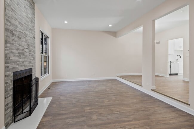 Building Photo - 546 W Parkside Dr