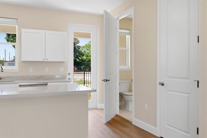 Building Photo - 216 S Florida Ave