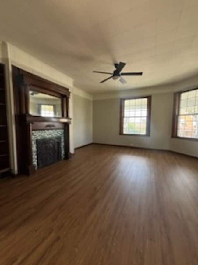 Building Photo - 515 Wallis Ave