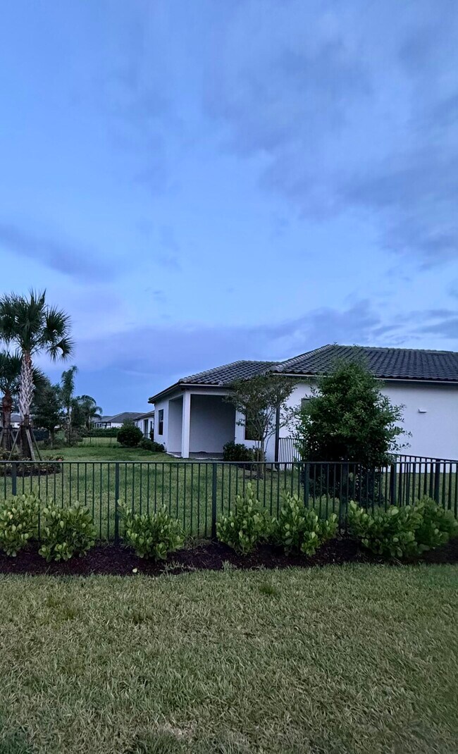 Building Photo - 837 SE Courances Dr