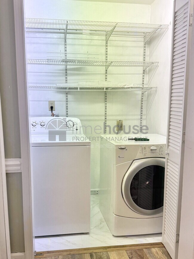 Building Photo - 3533 Bernies Ct N