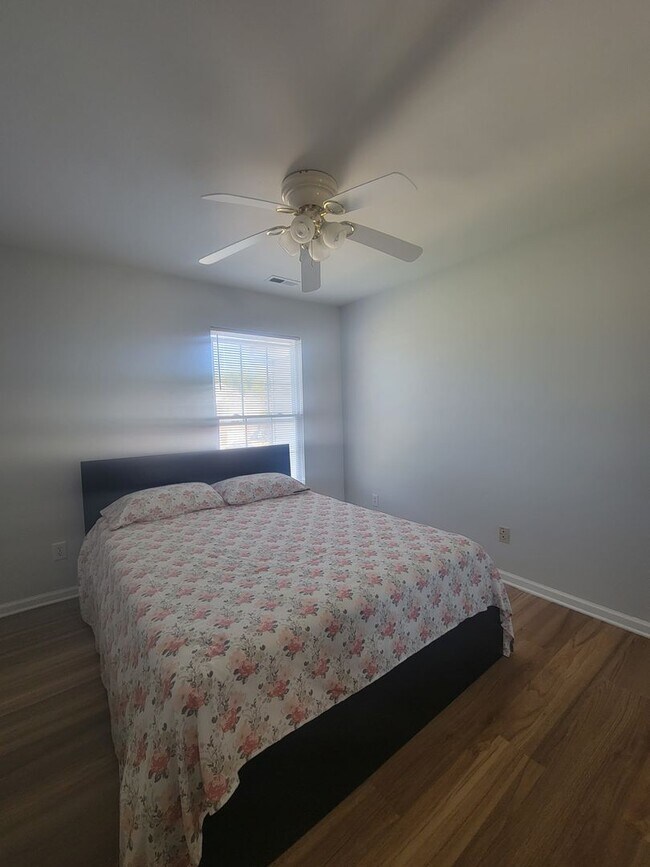 Building Photo - Beautifully Updated Townhouse in Sought-Af...