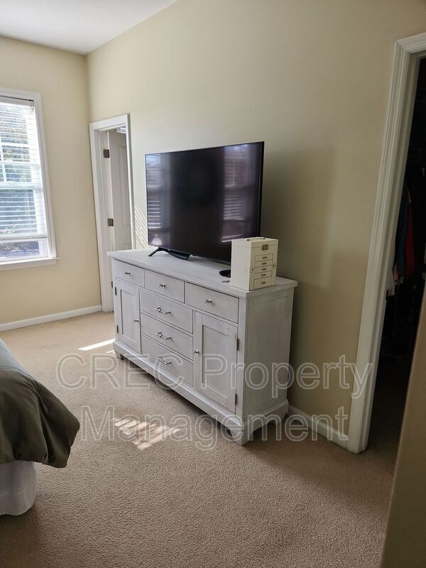 Building Photo - 105 Barberry St