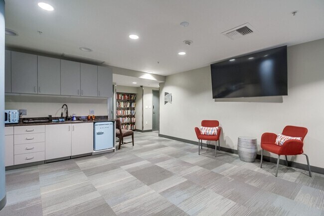 Building Photo - Modern 2 bed / 2 bath Condo in Little Ital...