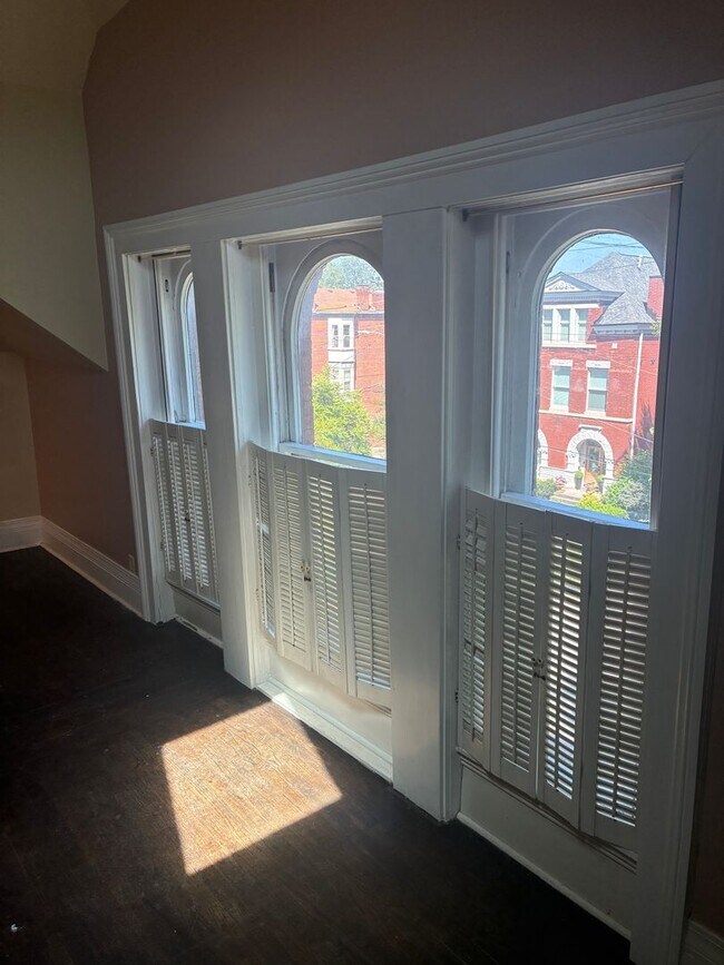 Building Photo - 1454