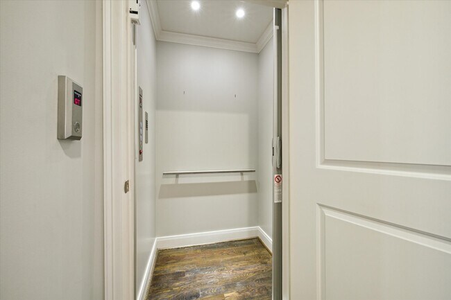 Building Photo - 6008 Park Cir Dr