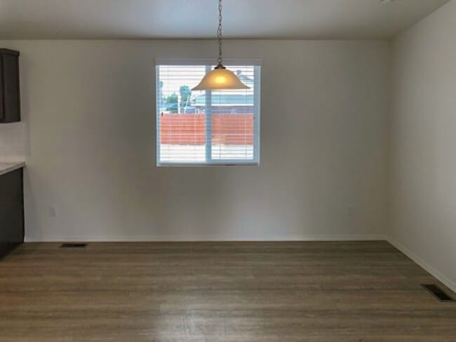 Building Photo - Newer home for rent on large lot!