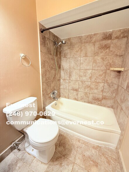 Building Photo - 17252 Sunnybrook Dr