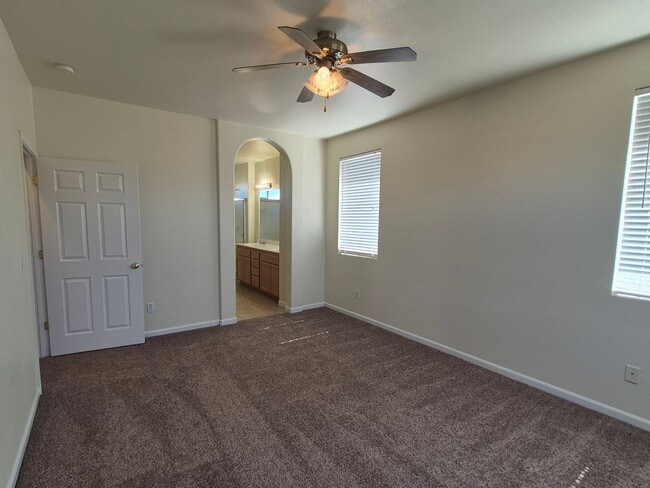 Building Photo - Adorable 3 bedroom 2.5 bath home with loft