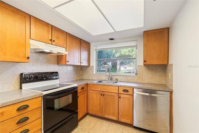 Building Photo - 1248 Lazy Lake Rd W