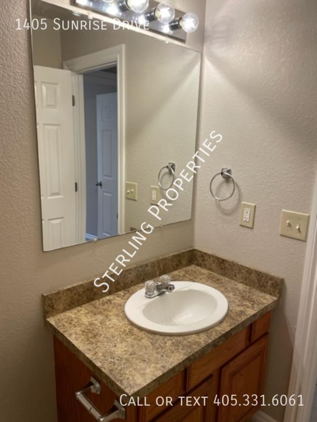 Building Photo - 1405 Sunrise Dr
