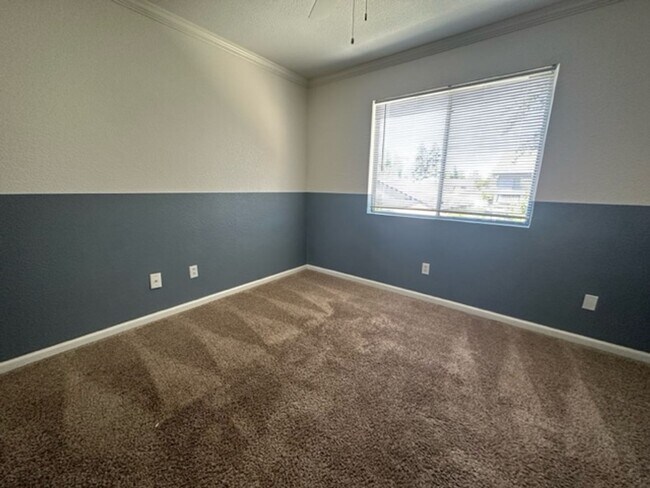 Building Photo - MOVE IN SPECIAL! 4 bed/3 bath with SOLAR