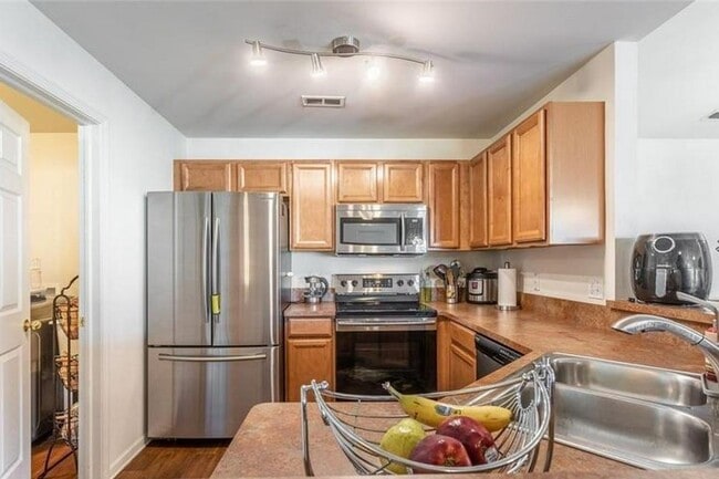 Building Photo - GORGEOUS COMMERCE TOWNSHIP 2 BED/2 BATH MO...