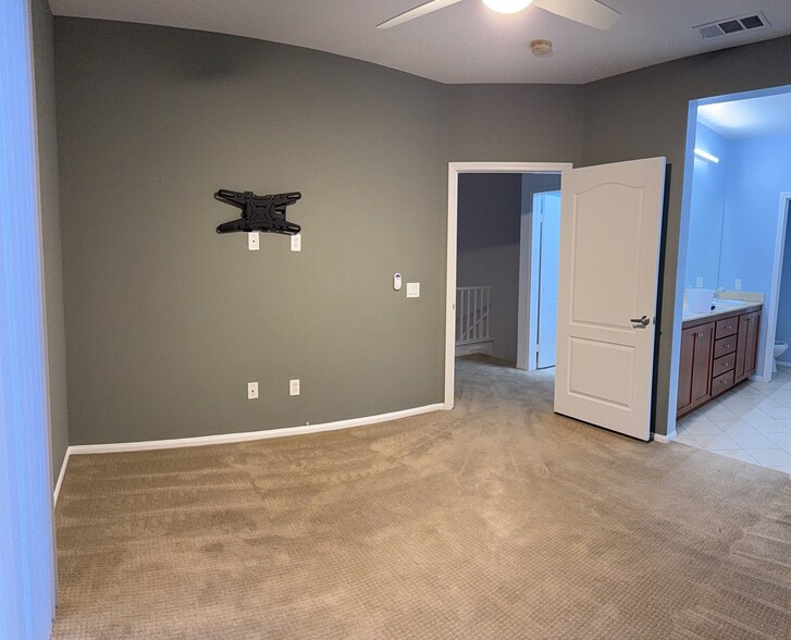 master bedroom - 28063 Catherine Dr