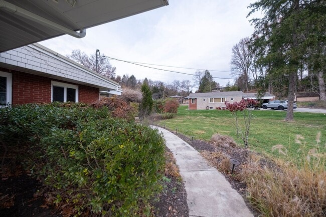 Building Photo - Beautiful 3 Bedroom Home in Franklin Regional School District