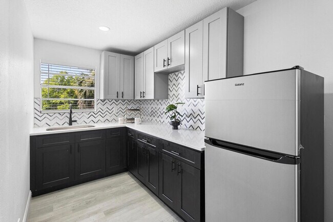 Building Photo - 1882 Lake St