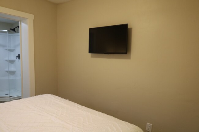 Building Photo - 351 N Main St