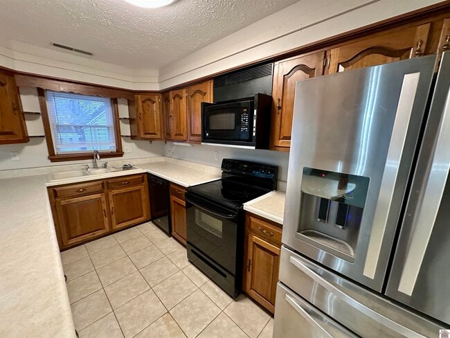 Building Photo - 67 Country Club Ln