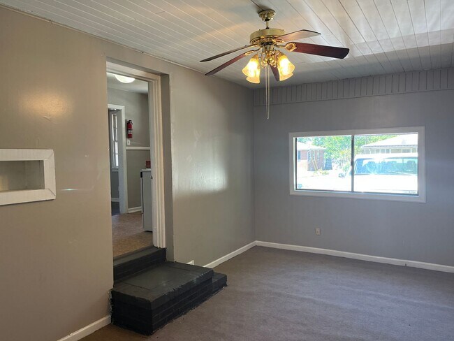 Building Photo - ***3 Bedroom / 1 Bathroom House for Rent i...