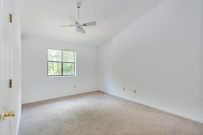 Building Photo - 112 Turtle Creek #12