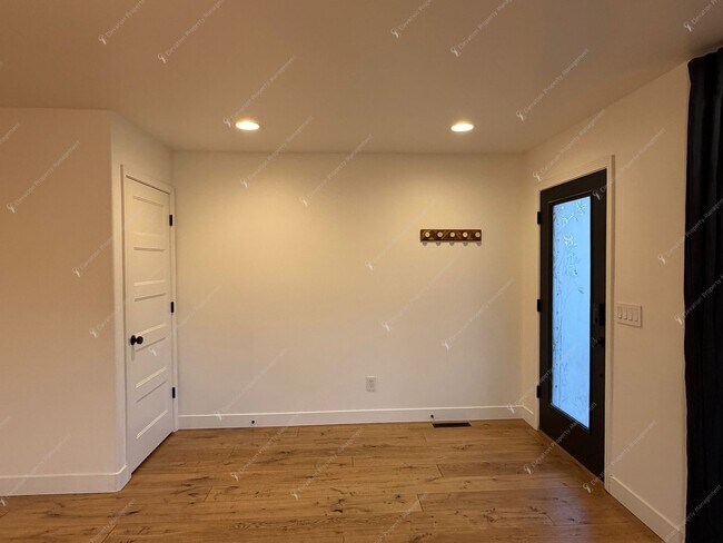 Building Photo - Find a piece of serenity in Historic Old Bend! (Unfurnished)