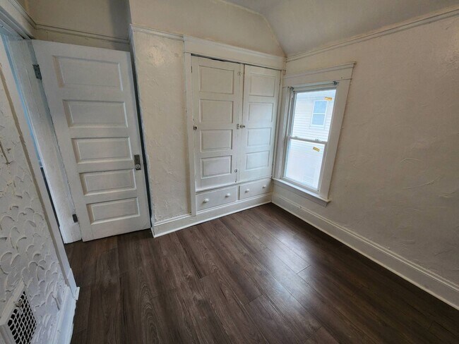 Building Photo - Charming 3-Bedroom Property in Prime Location