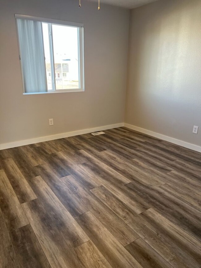 Building Photo - REMODELED TWO BED TOWNHOME!!