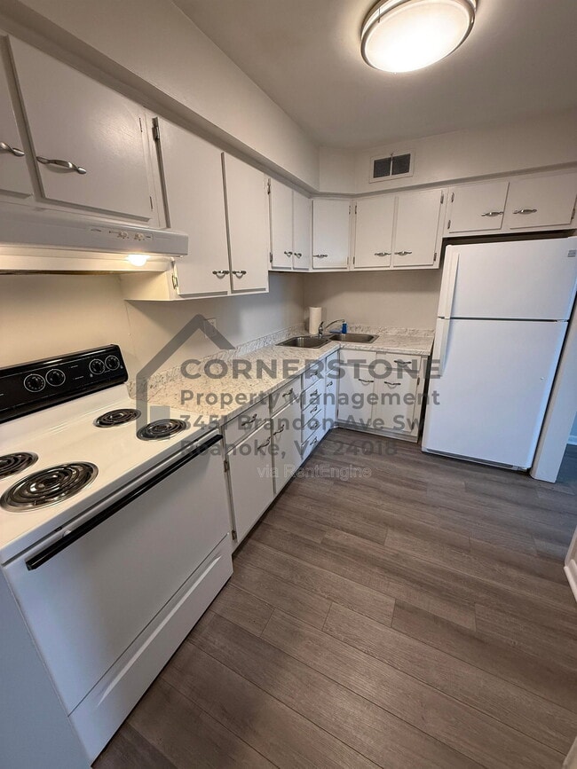 Building Photo - 6500 Carefree Ln