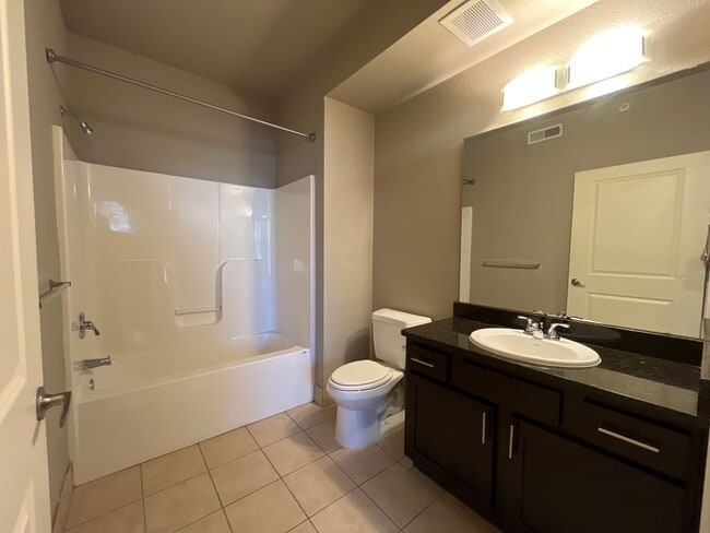 Building Photo - 2 BEDROOM 2 BATH GREAT LOCATION