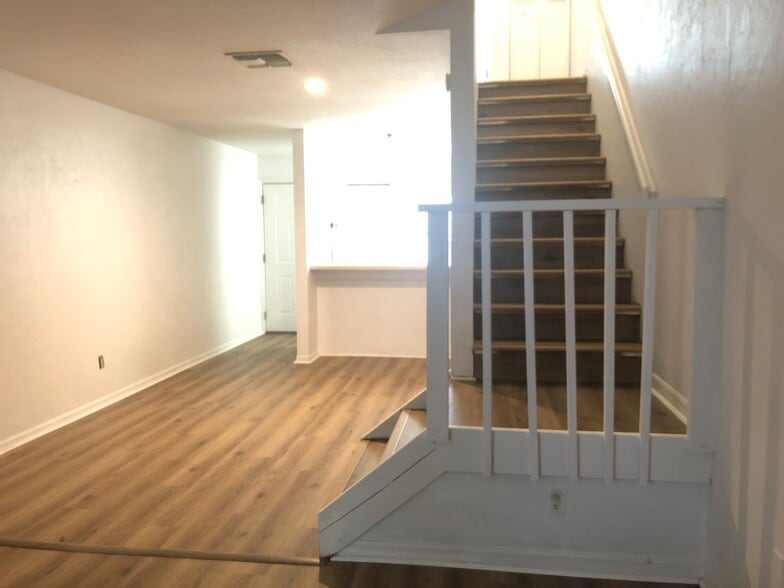 Building Photo - 807 SW 60th Ter