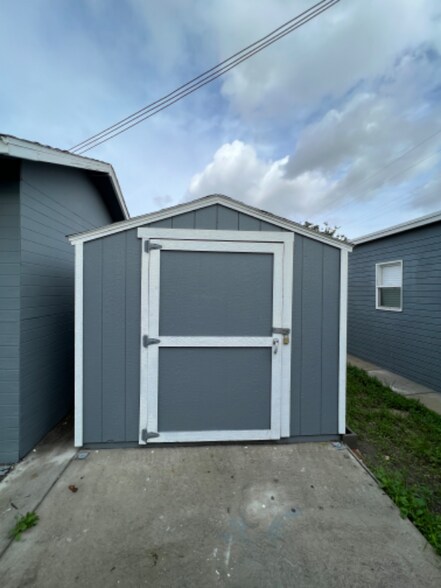 Building Photo - 2436 Adriatic Ave