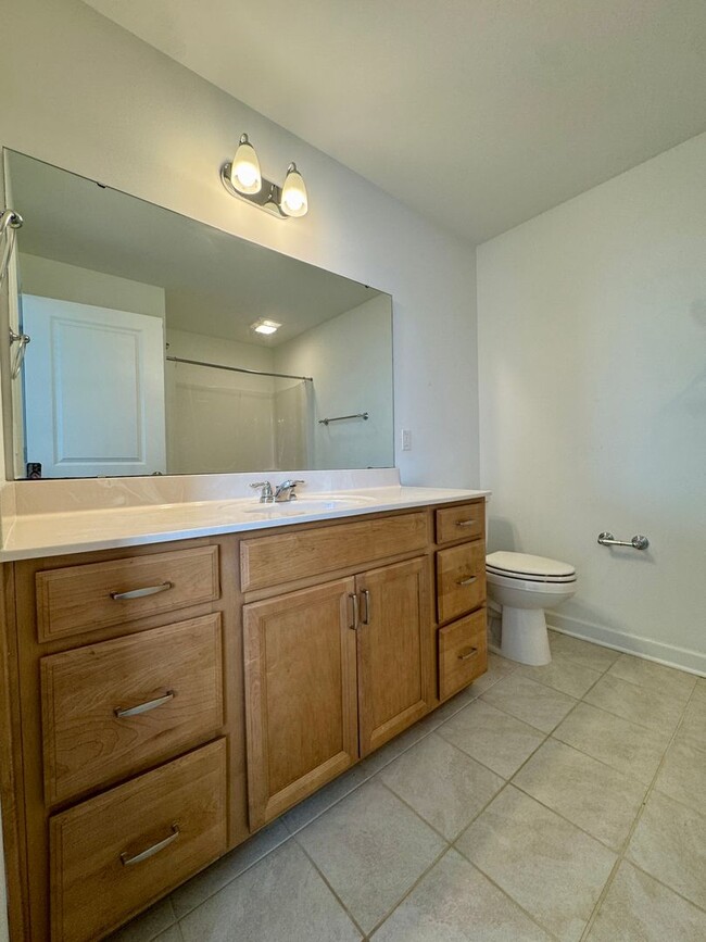 Building Photo - Modern 4 BR | 2.5 BA Townhome with Garage ...