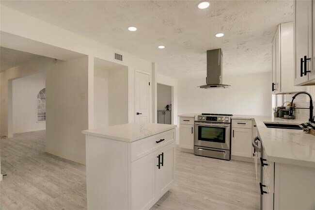Building Photo - 7926 Windy Creek Dr