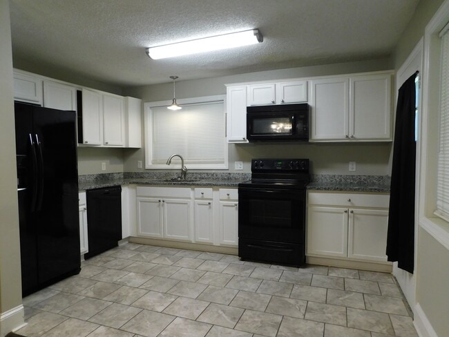 Building Photo - 411 Gray Dr